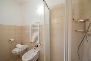 Bruser, bidet, håndklæder