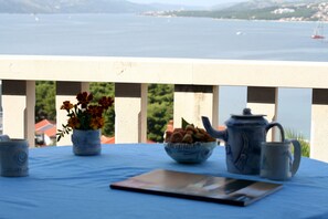 Outdoor dining - Sea view Apartment in Trogir near the beach (Trogir)