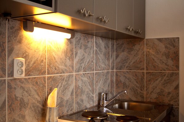 Refrigerador, microondas, parrilla de estufa y cafetera y tetera 