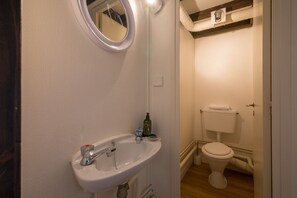 Bathtub, hair dryer, towels - Résidence Grand Roc - Campanules 415, Argentière (Chamonix), France (Argentière (Chamonix))