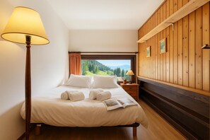 2 bedrooms, bed sheets