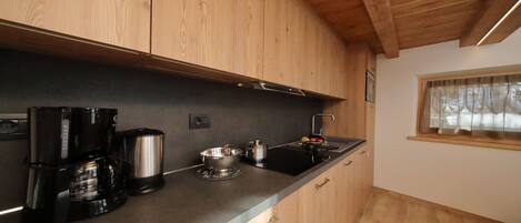 冷蔵庫、電子レンジ、コンロ、食器洗い機