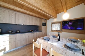 Køleskab, mikrobølgeovn, kogeplade, opvaskemaskine