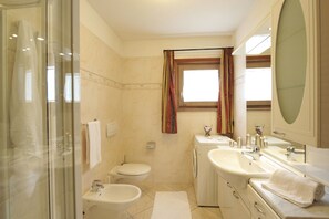 Doccia, bidet, asciugamani