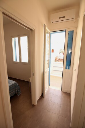 3 habitaciones, tabla de planchar con plancha y cuna de viaje