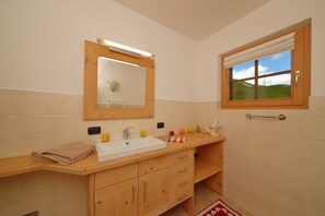 Douche, bidet, serviettes fournies