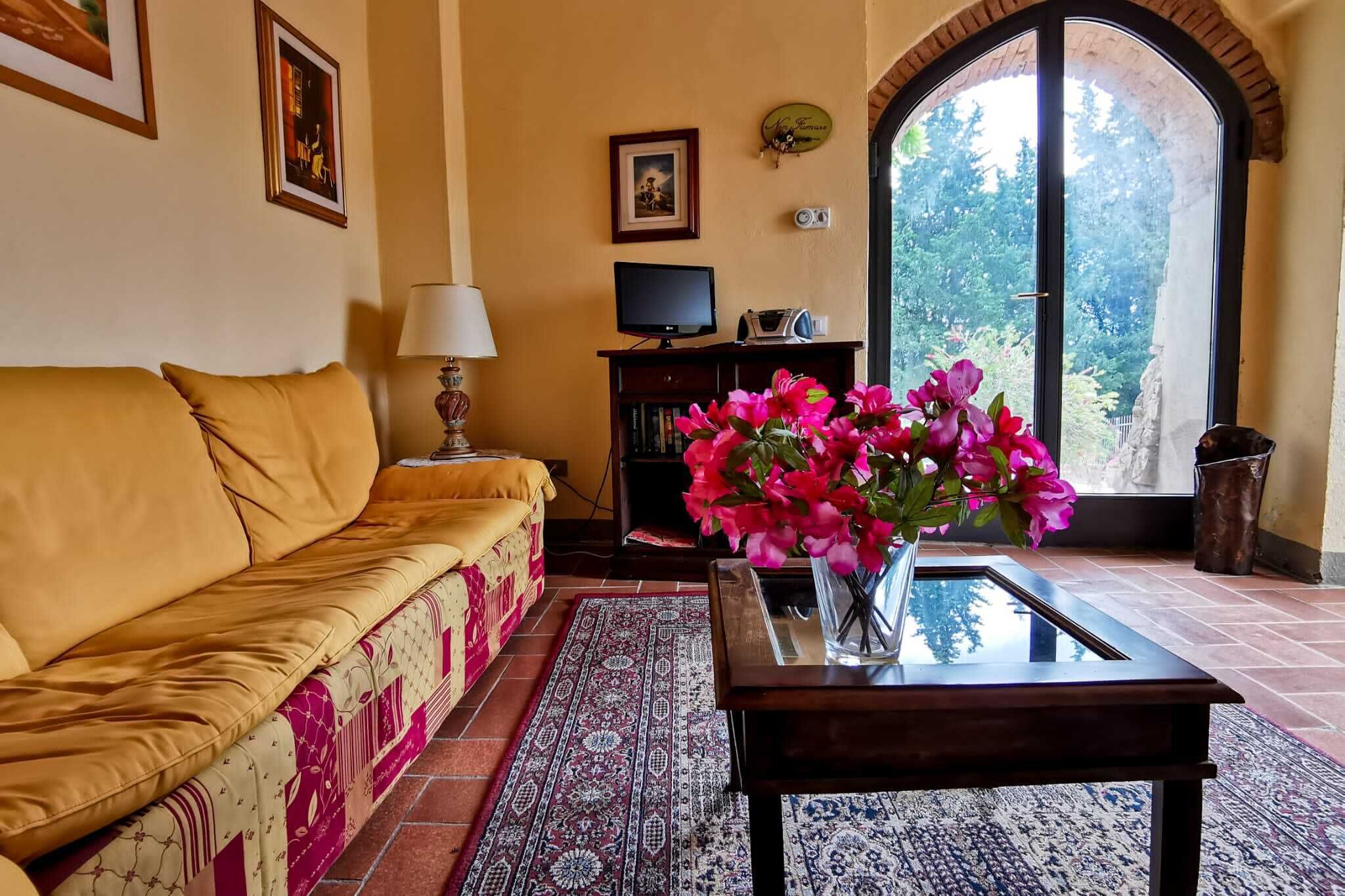 TV, livros, biblioteca musical, aparelho de som