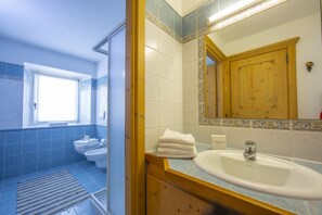 Ducha, secador de pelo, bidet, toallas