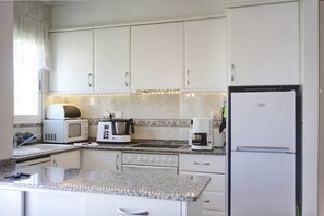 Een kookplaat, een vaatwasser, een koffiezetapparaat/waterkoker