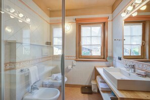 Douche, sèche-cheveux, bidet, serviettes fournies