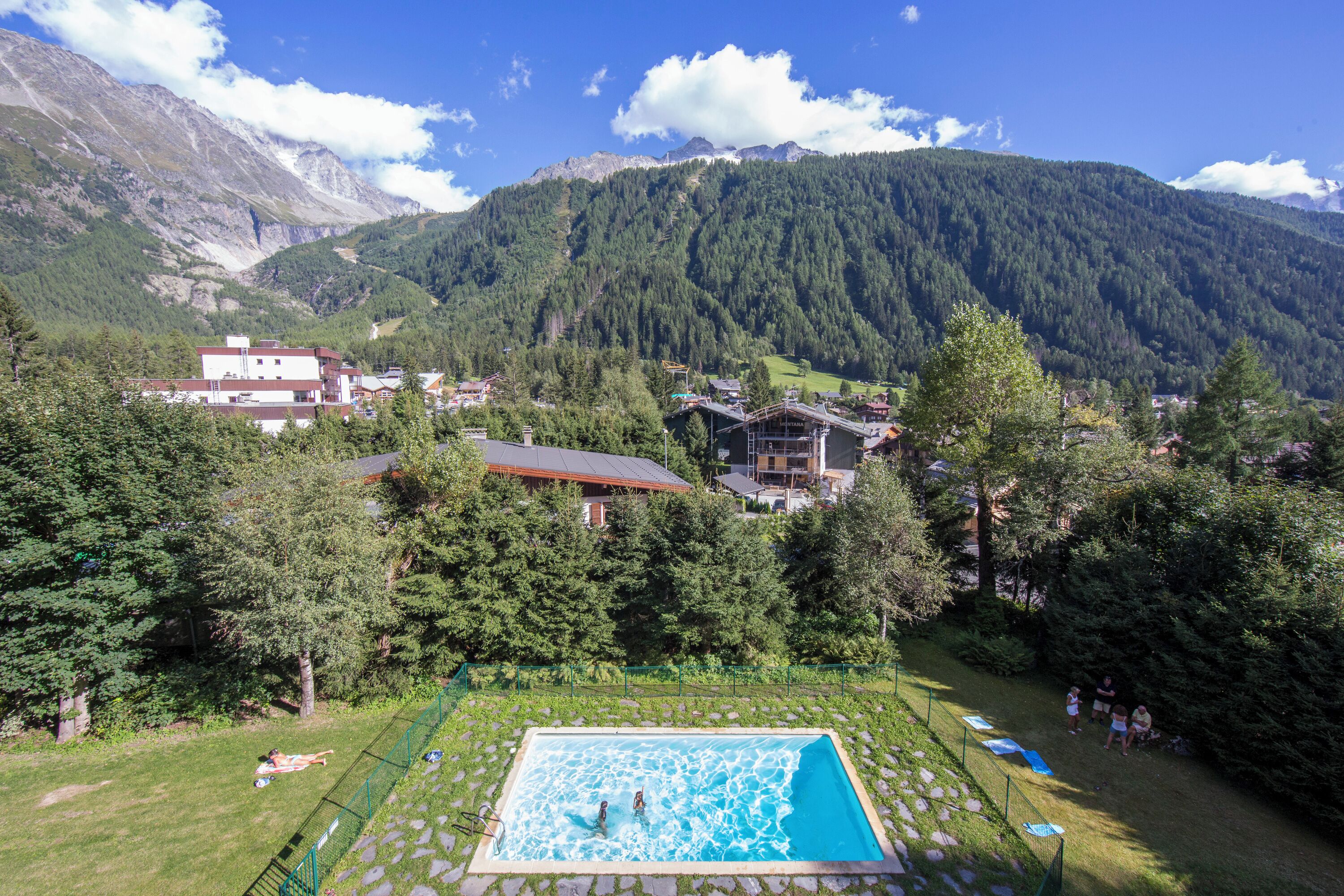 Een verwarmd zwembad