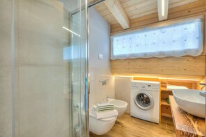 Shower, bidet, towels