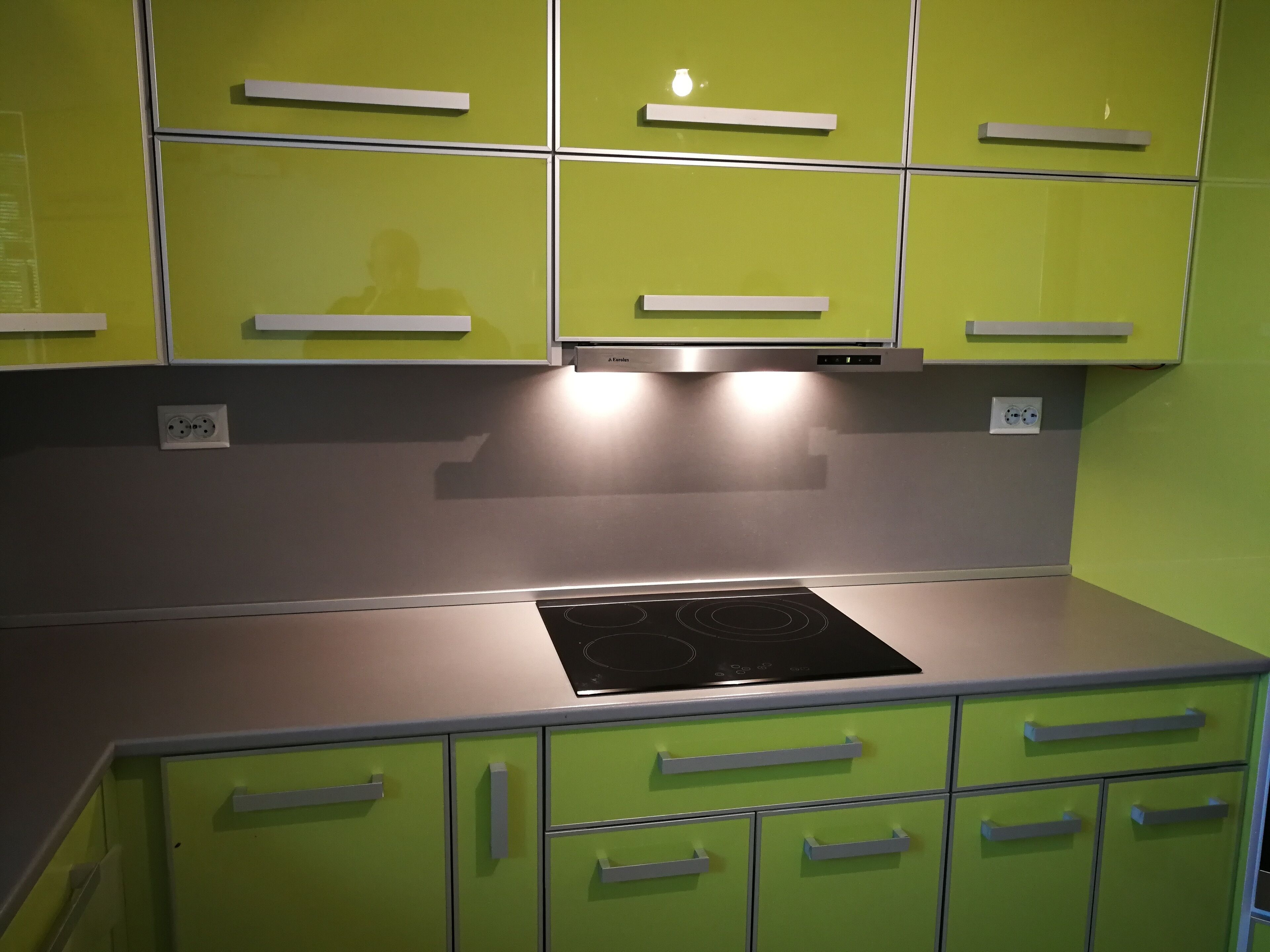 Kjøleskap, mikrobølgeovn, ovn og kokeplater