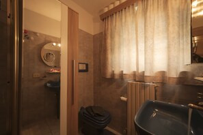 Dusj, bidé og håndklær