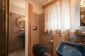 Douche, bidet, serviettes fournies