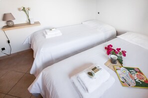 1 bedroom, bed sheets