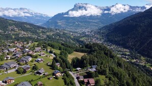 Eine Berglandschaft, in der ein Dorf im Tal liegt.