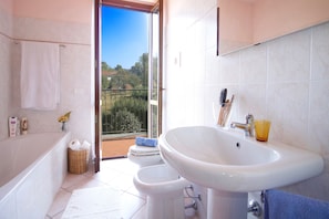 Bathtub, bidet, towels