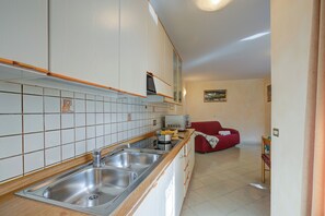Réfrigérateur, micro-ondes, plaque de cuisson, lave-vaisselle