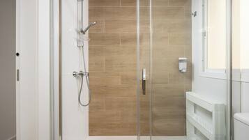 Ducha, secador de pelo, bidé y toallas