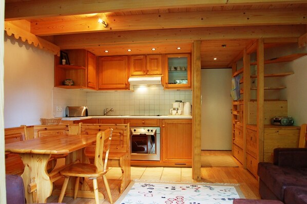 ثلاجة، فرن، موقد طهي مسطح، ماكينة لصنع القهوة/الشاي