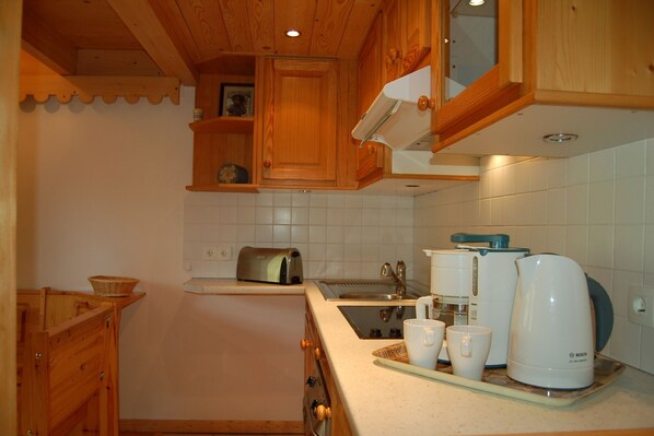 Kylskåp, ugn, spishäll och kaffe- och tebryggare