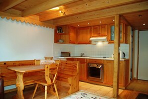 ثلاجة، فرن، موقد طهي مسطح، ماكينة لصنع القهوة/الشاي