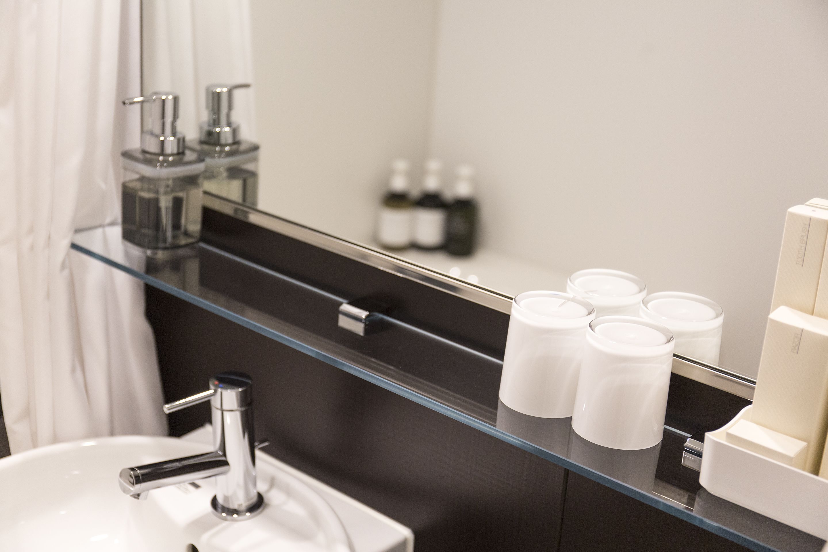 combined shower/bathtub, deep-soaking bathtub, free toiletries