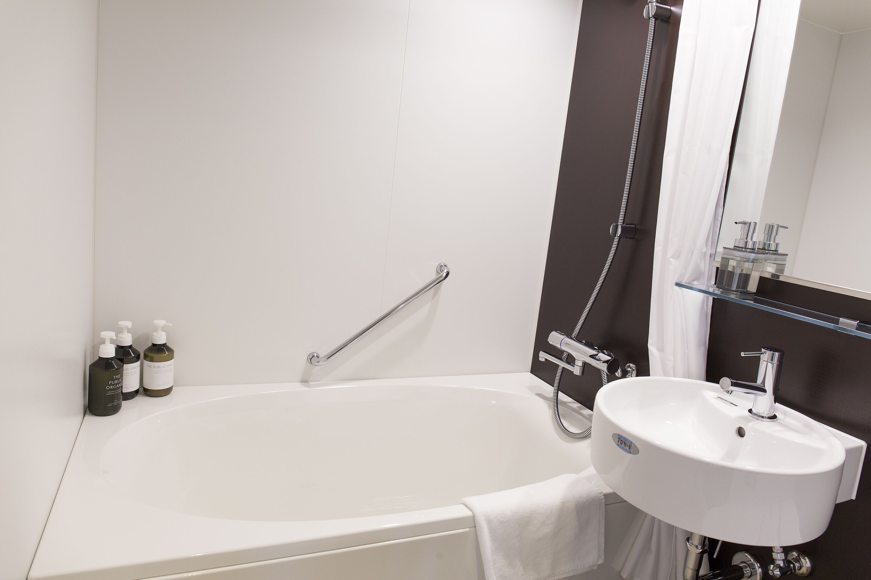 combined shower/bathtub, deep-soaking bathtub, free toiletries