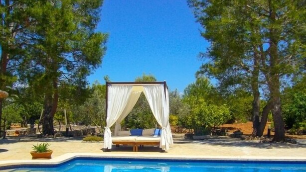 A pool with a canopy bed and surrounding trees. - Son Mulet - Beautiful villa with private pool and garden in Llubí (Llubí)