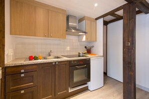 Kjøleskap, mikrobølgeovn, kokeplater og oppvaskmaskin