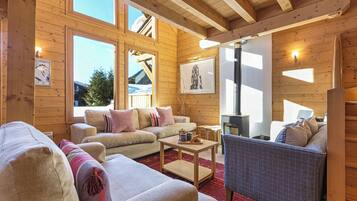 Televisie, een open haard en een dvd-speler