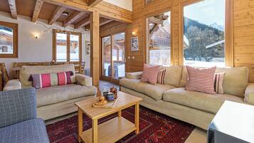 TV, caminetto, lettore DVD