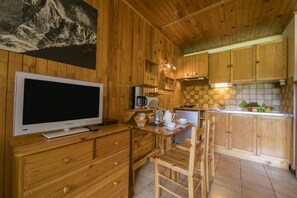 Réfrigérateur, micro-ondes, plaque de cuisson, cafetière/bouilloire