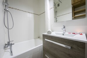 Kombination af bruser/badekar, hårtørrer, håndklæder