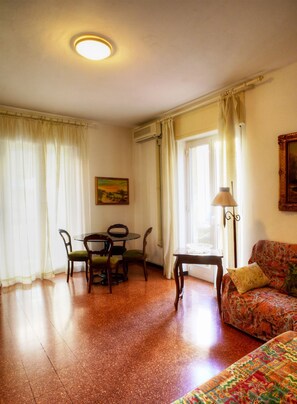TV - Large four-room apartment in central position, air conditioning 4 + 2 beds (Alassio)