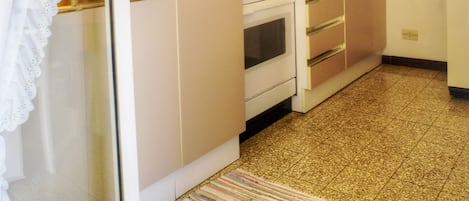 Een koelkast, een kookplaat, een koffiezetapparaat/waterkoker