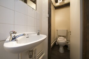 Bathtub, towels - Résidence Grand Roc - Bruyères 309, Argentière (Chamonix), France (Argentière (Chamonix))