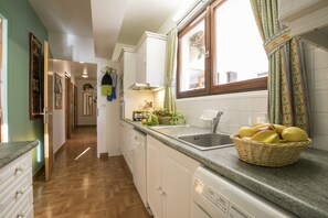 Kylskåp, mikrovågsugn, ugn och spishäll