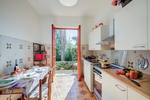 Fridge, microwave, oven, stovetop - Casa Maddalena al Mare 600m from sea, Marina di Pietrasanta, Italy (Marina di Pietrasanta)