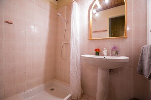 Combined shower/tub, towels