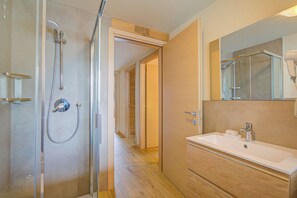 Tina con regadera, bidet, toallas 