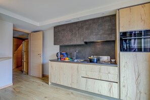 Kühlschrank, Mikrowelle, Ofen, Herdplatte