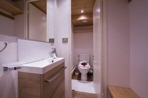 Een douche, handdoeken