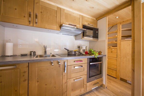 Fridge, microwave, oven, stovetop - Résidence Grand Roc - Bruyères 121, Argentière (Chamonix), France (Argentière (Chamonix))