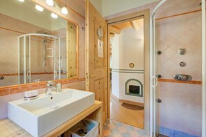 Shower, hair dryer, bidet, towels - Bucaneve, Livigno, Italy (Livigno)