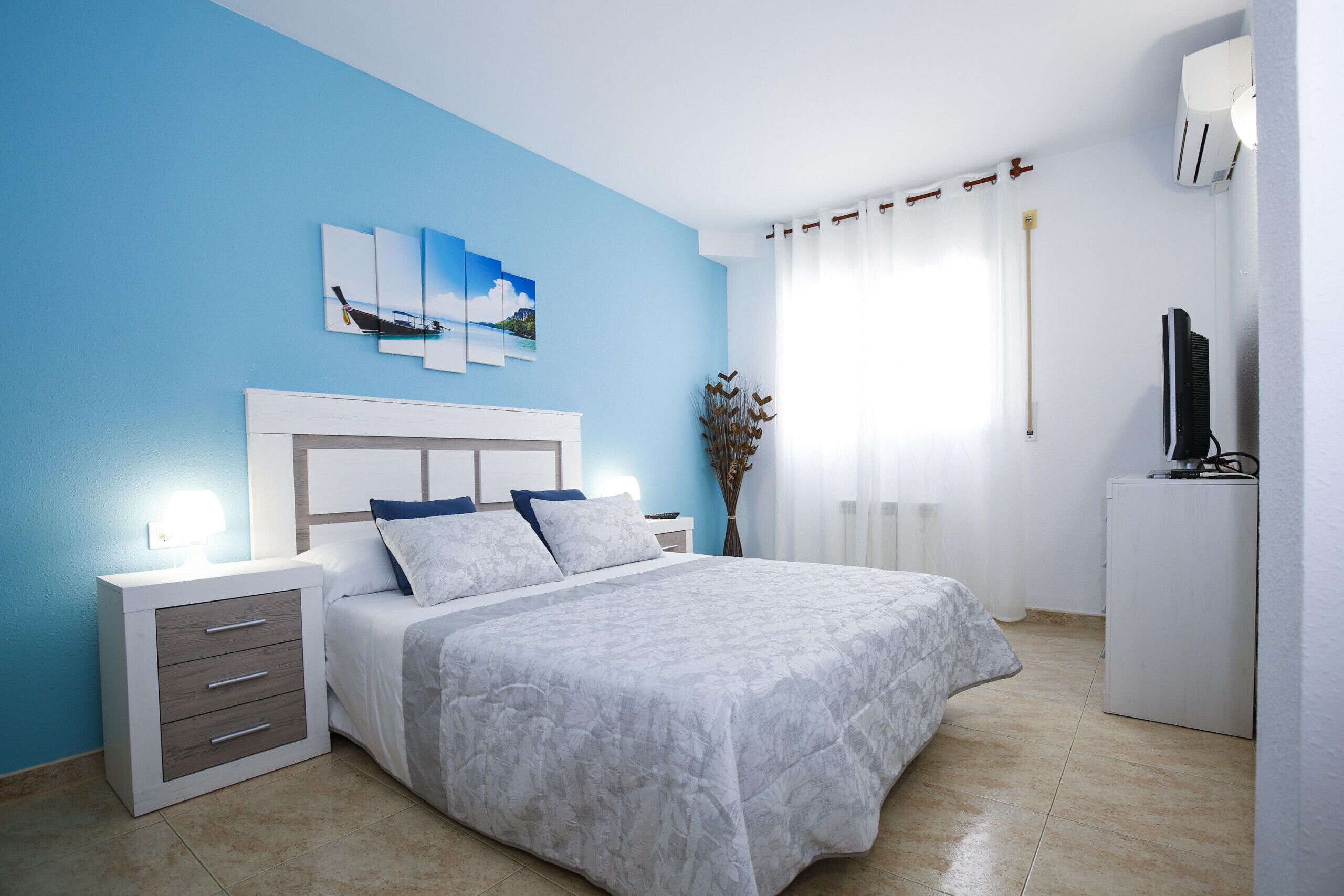3 slaapkamers, een strijkplank/strijkijzer, gratis wifi, beddengoed