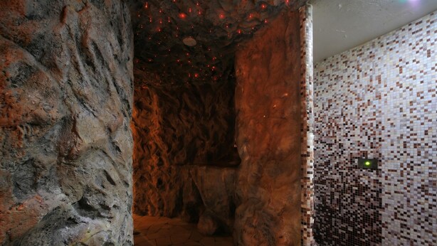 A stone-walled room with a tiled floor and a mosaic wall. - Stella Alpina, Livigno, Italy (Livigno)