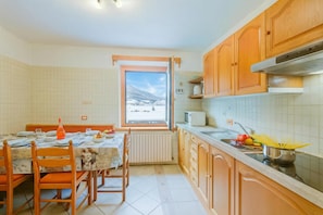 Kitchen and dining area - Stella Alpina, Livigno, Italy (Livigno)