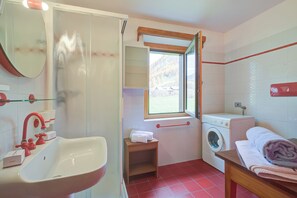 Shower, hair dryer, bidet, towels - Stella Alpina, Livigno, Italy (Livigno)
